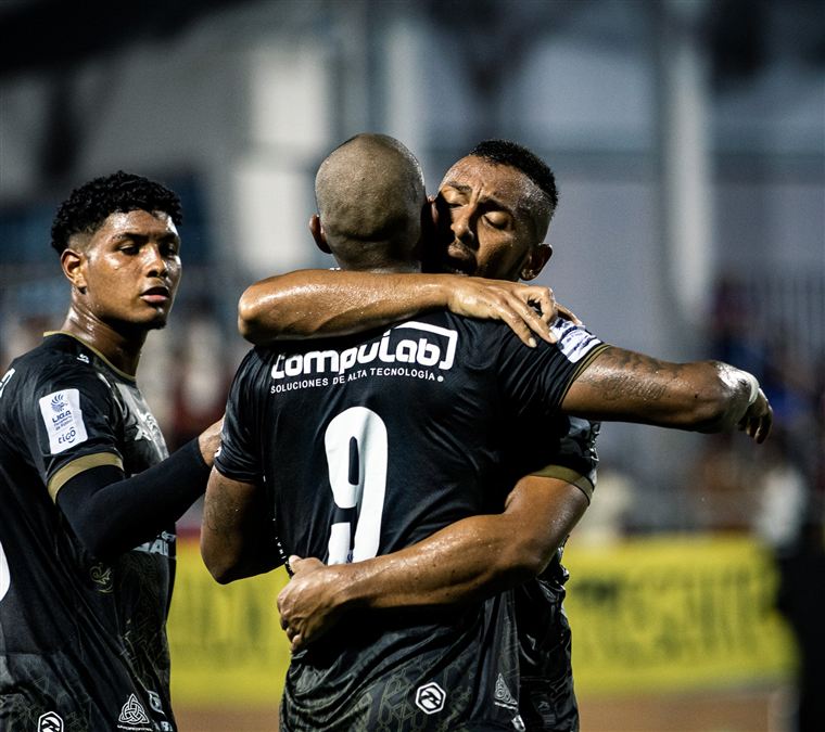 Futbolistas abrazándose tras un gol